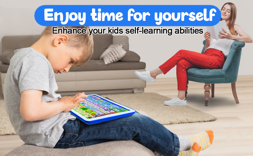 Un jeune garçon utilise une tablette bleue pour apprendre, avec un adulte encourageant les compétences d'auto-apprentissage.