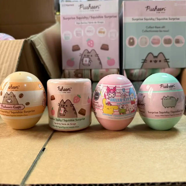 Cinco figuras de silicona antiestrés Pusheen de colores pastel, dispuestas sobre una superficie marrón claro.