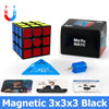 Un cube magnétique 3x3x3 noir et ses composants sont présentés sur un fond blanc.