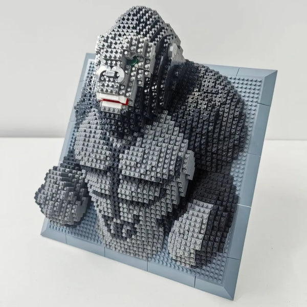 Un modele de style LEGO d'une creature feroc, possiblement un requin ou King Kong, construit avec des micro-briques grises et