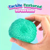 Eine Hand presst einen leuchtend türkisen strukturierten Stressball vor einem rosa und mintgrünen Hintergrund.