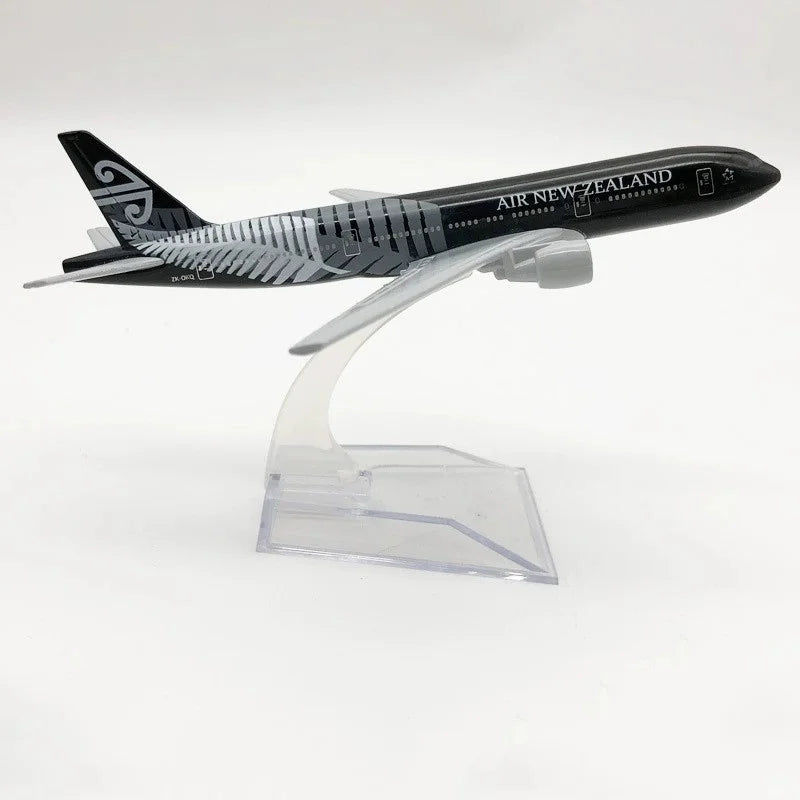 Diecast Metal Boeing Aircraft Model – 16 cm Collectible Display Piece