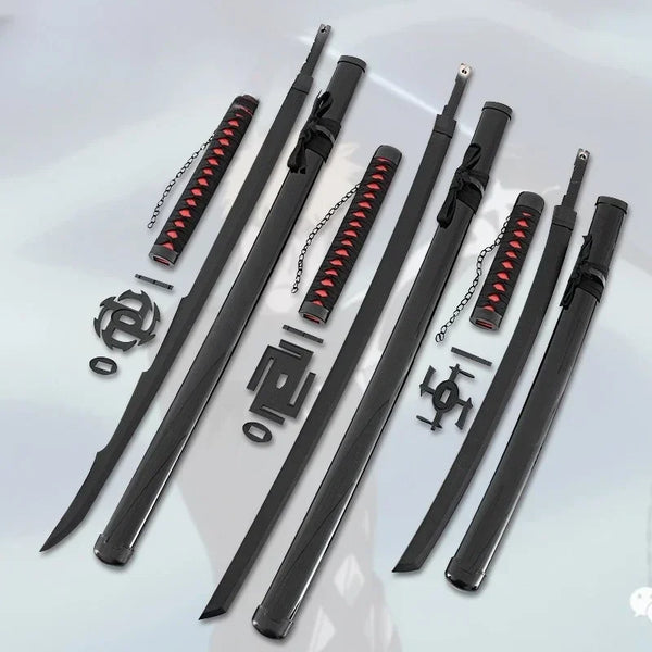 Juego de réplicas de katanas de madera con hojas negras, empuñaduras a cuadros rojos y detalles de cadenas.