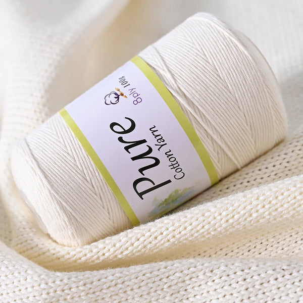 Cono blanco de hilo de algodón puro etiquetado Bply 100 para tejer y hacer crochet