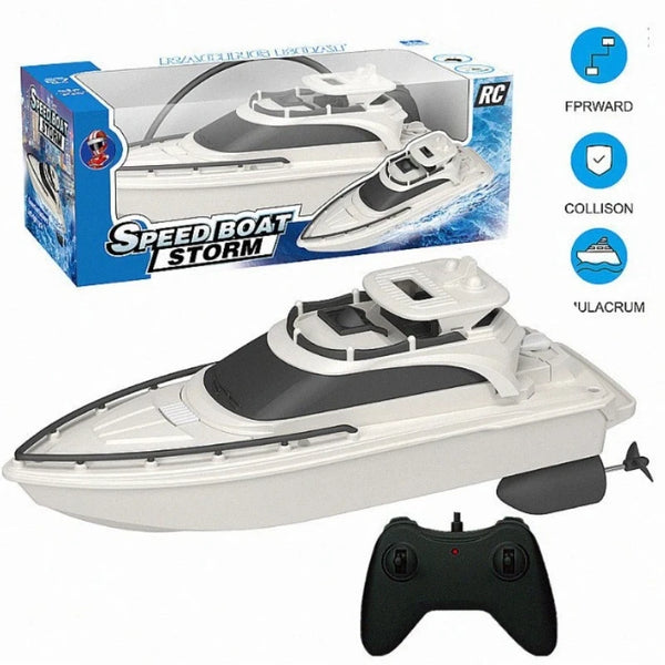 Ein weißes ferngesteuertes Schnellbootmodell mit Fernbedienung und Verpackung