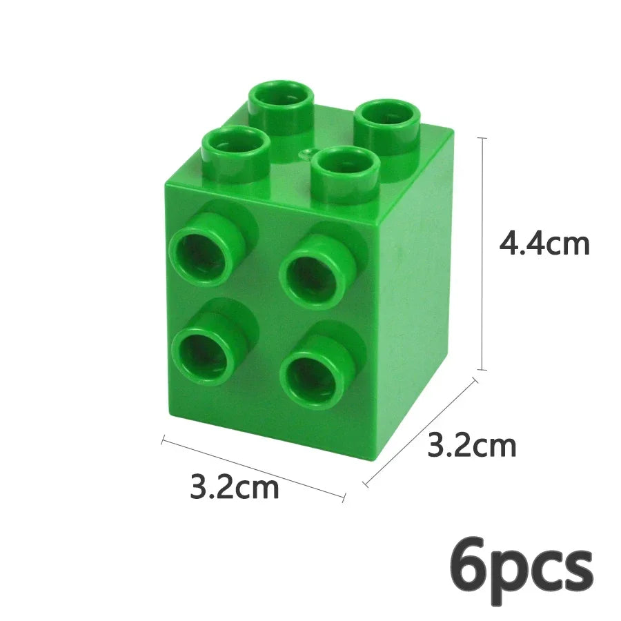 Un bloc de construction en plastique vert avec six trous ronds sur la surface supérieure, vue de dessus.