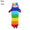 Poupée en peluche colorée et rayée avec de la peau violette et une mèche de cheveux arc-en-ciel.
