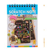 Bloc-notes coloré à gratter avec différents designs et un crayon, destiné aux enfants.