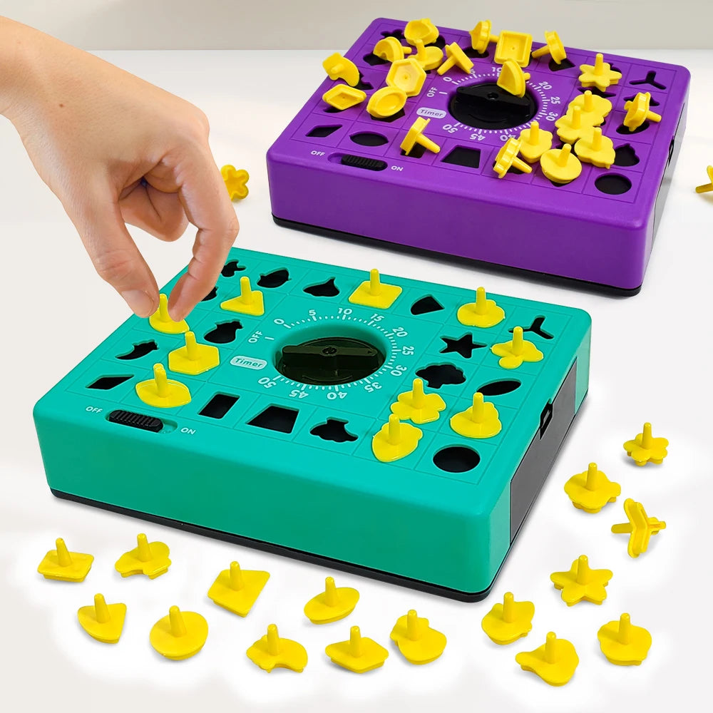 Une main interagit avec un puzzle 3D violet pour enfants, montrant des formes en plastique jaune sur une base verte.
