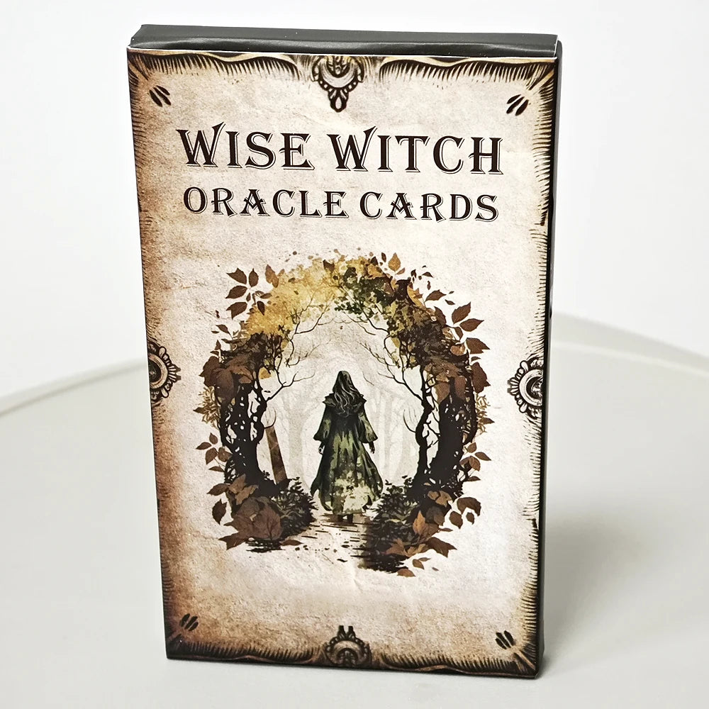 Une boîte de cartes oracles de sorcière Wise avec une illustration d'une figure dans une arche feuillue.