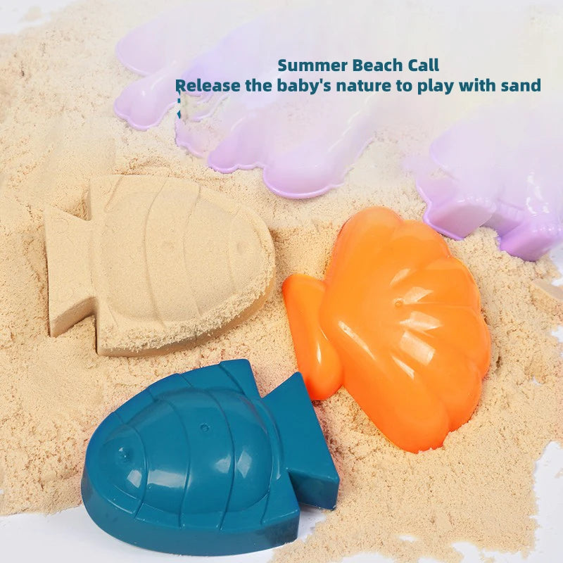 Ein Set aus Plastik-Meerestieren, darunter ein Fisch und eine Schildkröte, in Sand für eine Sommerstrandaktivität.