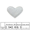Un patch en forme de cœur blanc avec des coutures visibles sur fond blanc.