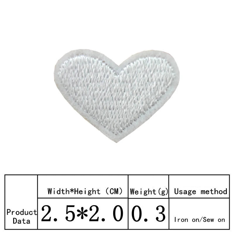 Un patch en forme de cœur blanc avec des coutures visibles sur fond blanc.