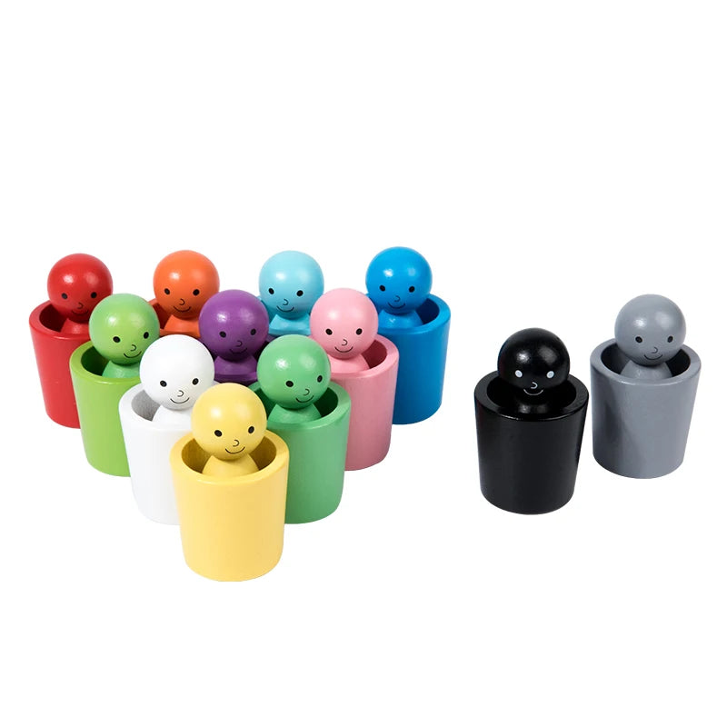 Eine Sammlung farbenfroher Holzsortierspielzeuge für Kleinkinder, darunter verschiedene bunte Tassen und Kugeln.