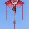 Un cerf-volant delta rouge avec un corps et des ailes échelonnés, contre un ciel bleu clair.