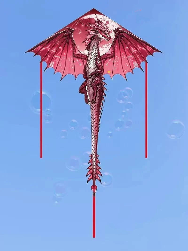 Un cerf-volant delta rouge avec un corps et des ailes échelonnés, contre un ciel bleu clair.