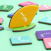 Collection de tesselles fractionnées en bois, incluant une tesselle jaune 1/3 et diverses pièces fractionnées colorées.
