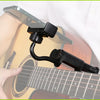 Eine Hand justiert einen verstellbaren Gitarren- und Instrumenten-Handyhalter an dem Hals einer Akustikgitarre.