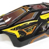 Schwarzes und gelbes 1/16-Maßstab 4WD RC-Rennfahrzeug von der Seite.