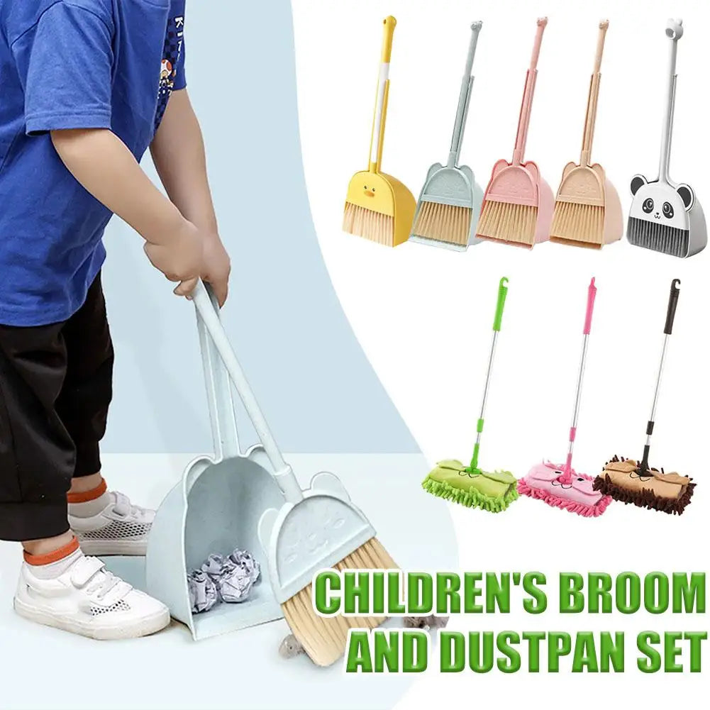 Un ensemble de balai et pelle pour enfants avec des outils de nettoyage jaunes et roses, montré à côté d'un enfant.
