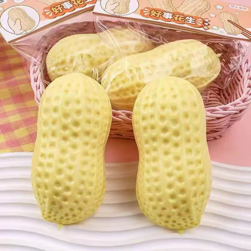 Outil anti-stress en forme de fruit jaune et moelleux présenté dans un panier en osier