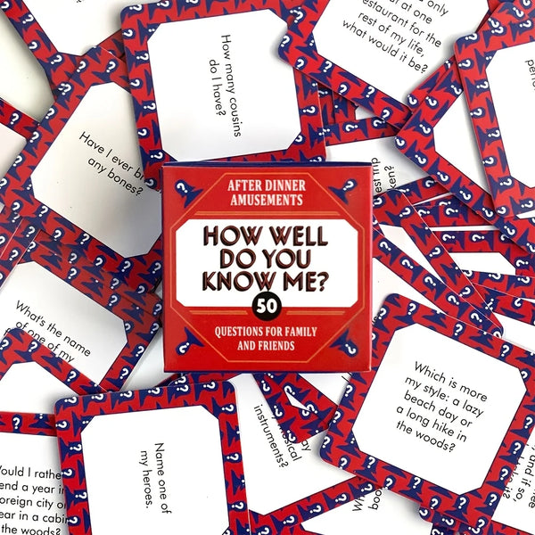 Un jeu de cartes rouge et blanc pour un jeu de famille intitulé Comment me connais-tu ?