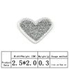 Un patch en forme de cœur gris brodé à la main, à appliquer à chaud, avec les données du produit listées ci-dessous.