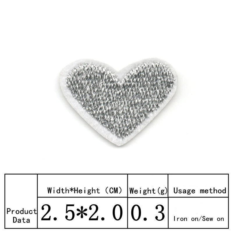 Un patch en forme de cœur gris brodé à la main, à appliquer à chaud, avec les données du produit listées ci-dessous.