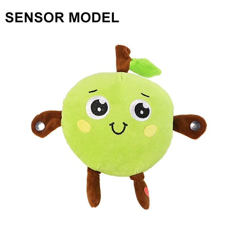 Un jouet en peluche vert doux, en forme de fruit avec de petits yeux et des membres bruns.