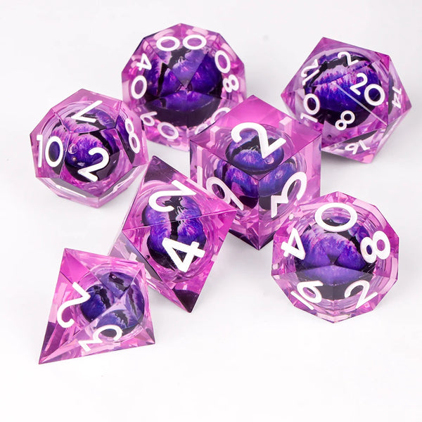 Sieben violette Harz-Polyederwürfel mit verschiedenen Zahlen und Symbolen für Tabletop-Rollenspiele