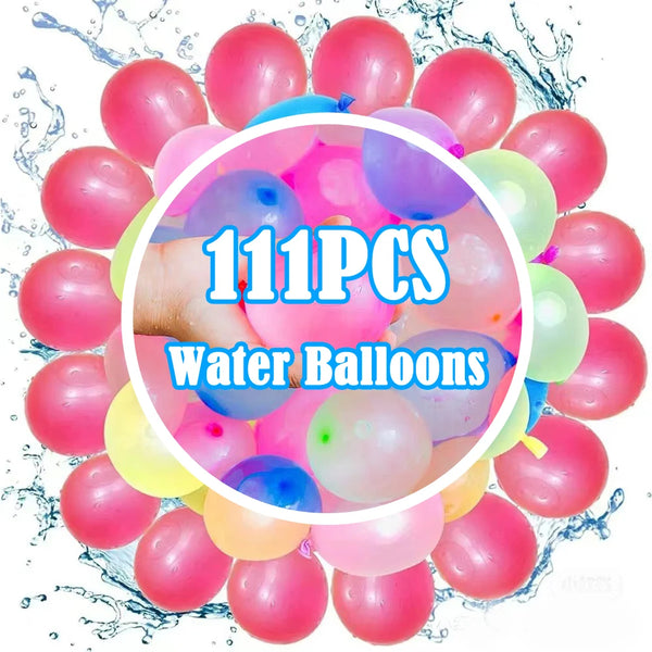 Eine Sammlung von 111 pinken und lila Wasserballons, die im Wasser schwimmen.