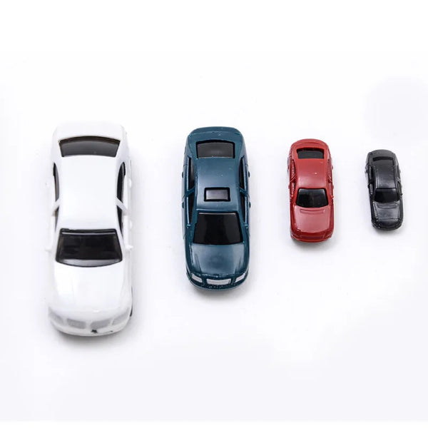 Colección de cuatro modelos de coches en miniatura: blanco, azul oscuro, rojo y negro.