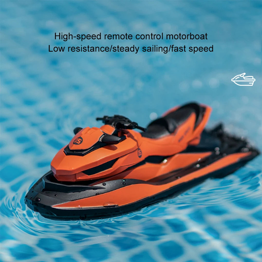 Orange Hochgeschwindigkeits-Fernsteuerungs-Motorboot auf blauem Wasser