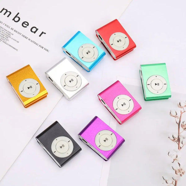 Una colección de mini reproductores MP3 portátiles coloridos exhibidos sobre un fondo blanco.