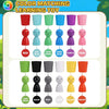 Ein Set aus Holzspielzeug in verschiedenen Farben wie rot, blau, grün, lila, rosa, schwarz, grau, weiß, gelb.