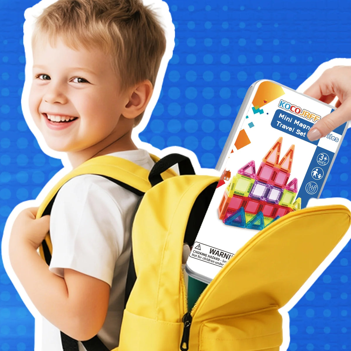 Ein junger Junge lächelt und hält einen gelben Rucksack und eine Schachtel KocoJiff Mini Magnet-Bausteine.