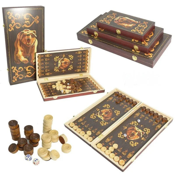 Ett set med hopfällbara träschack- och damspelbräden med dekorativa mönster och spelbrickor.
