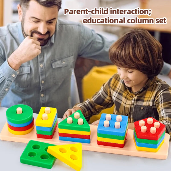 Un padre y su hijo interactúan con bloques de construcción geométricos y coloridos sobre una mesa.