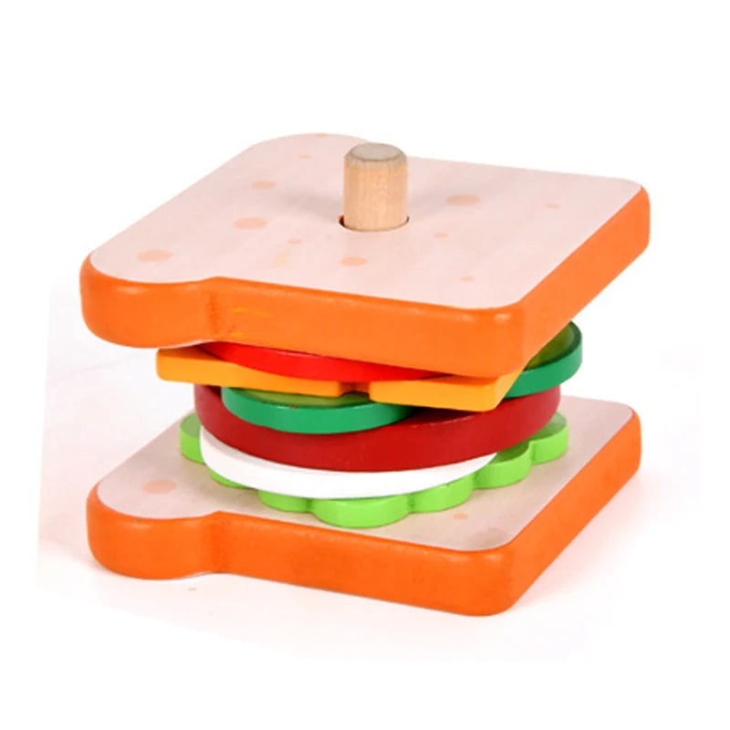 Ein Stapel bunter Holzformen, darunter Orange und Grün, als Stapelspielzeug für Kleinkinder.