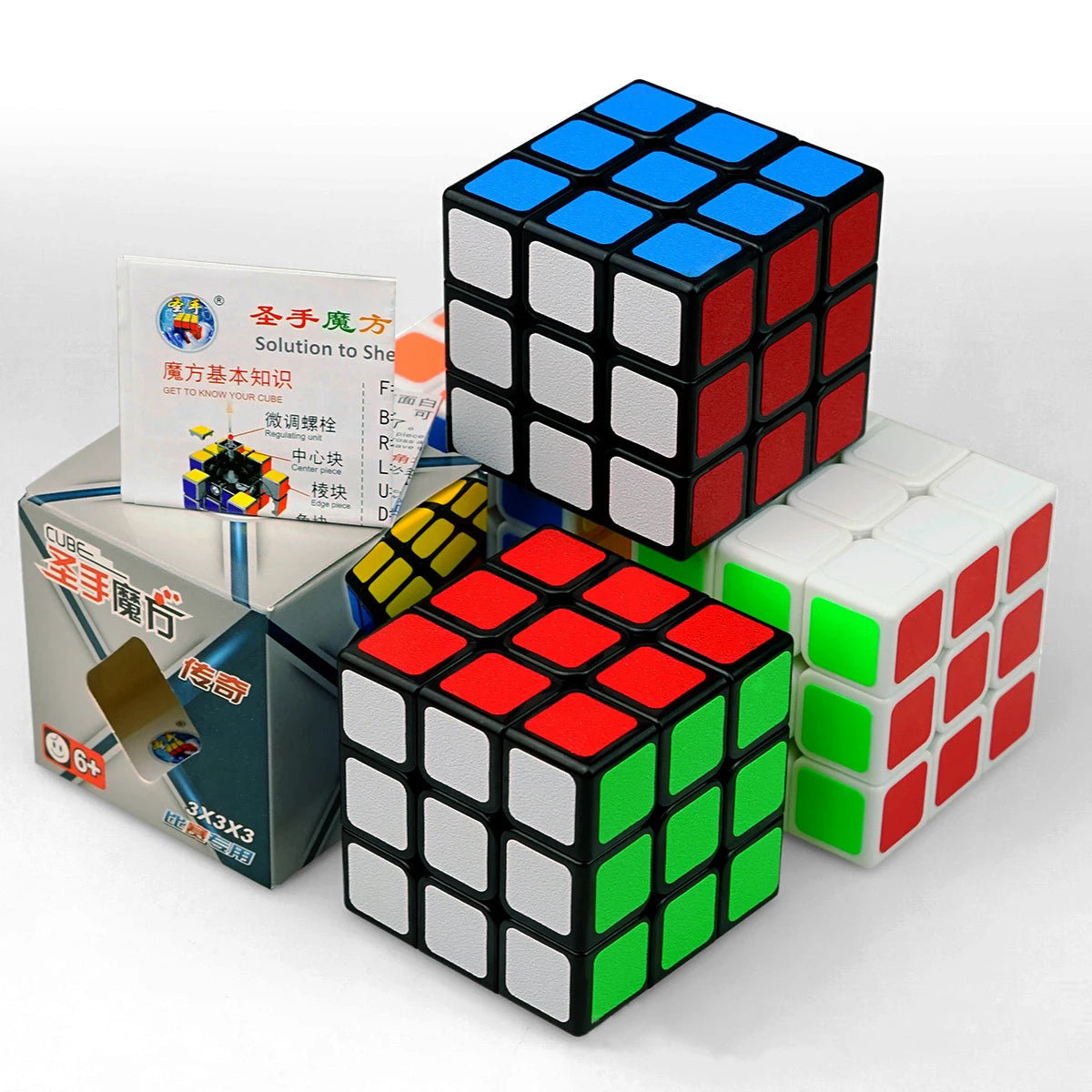 لغز مكعب سحري 3x3 باللونين الأسود والأزرق بجوار صندوق التغليف.