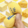 Eine Hand drückt ein gelbes käseförmiges Spielzeug mit der Aufschrift SALTER, zur Handentspannungstherapie.