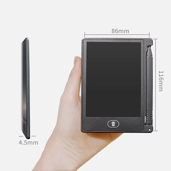 Käsi pitää mustaa LCD-kirjoitustaulua, joka esittelee sen koon ja muotoilun.