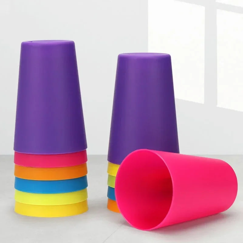 Ein Set bunter Plastik-Stapelbecher in lila, rosa, orange, blau und gelb.