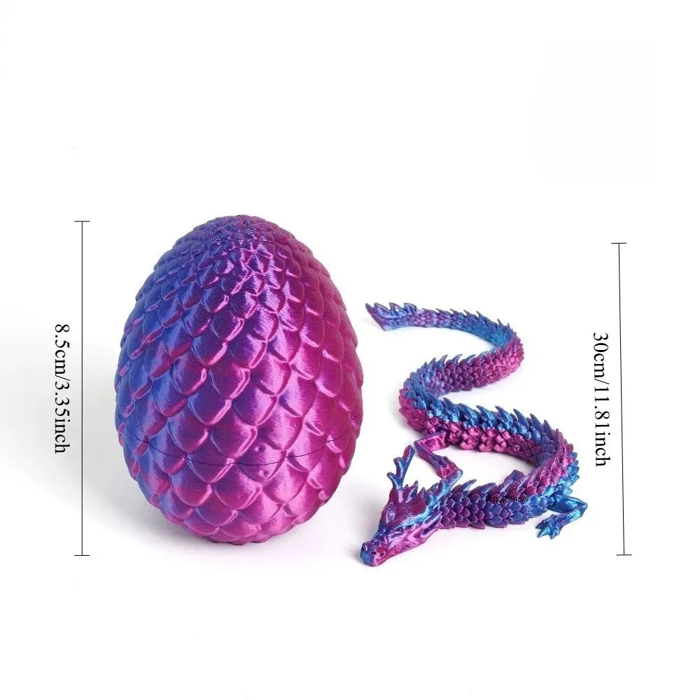Modèle de dragon articulé violet avec corps et queue texturés, à côté d'une échelle de mesure.