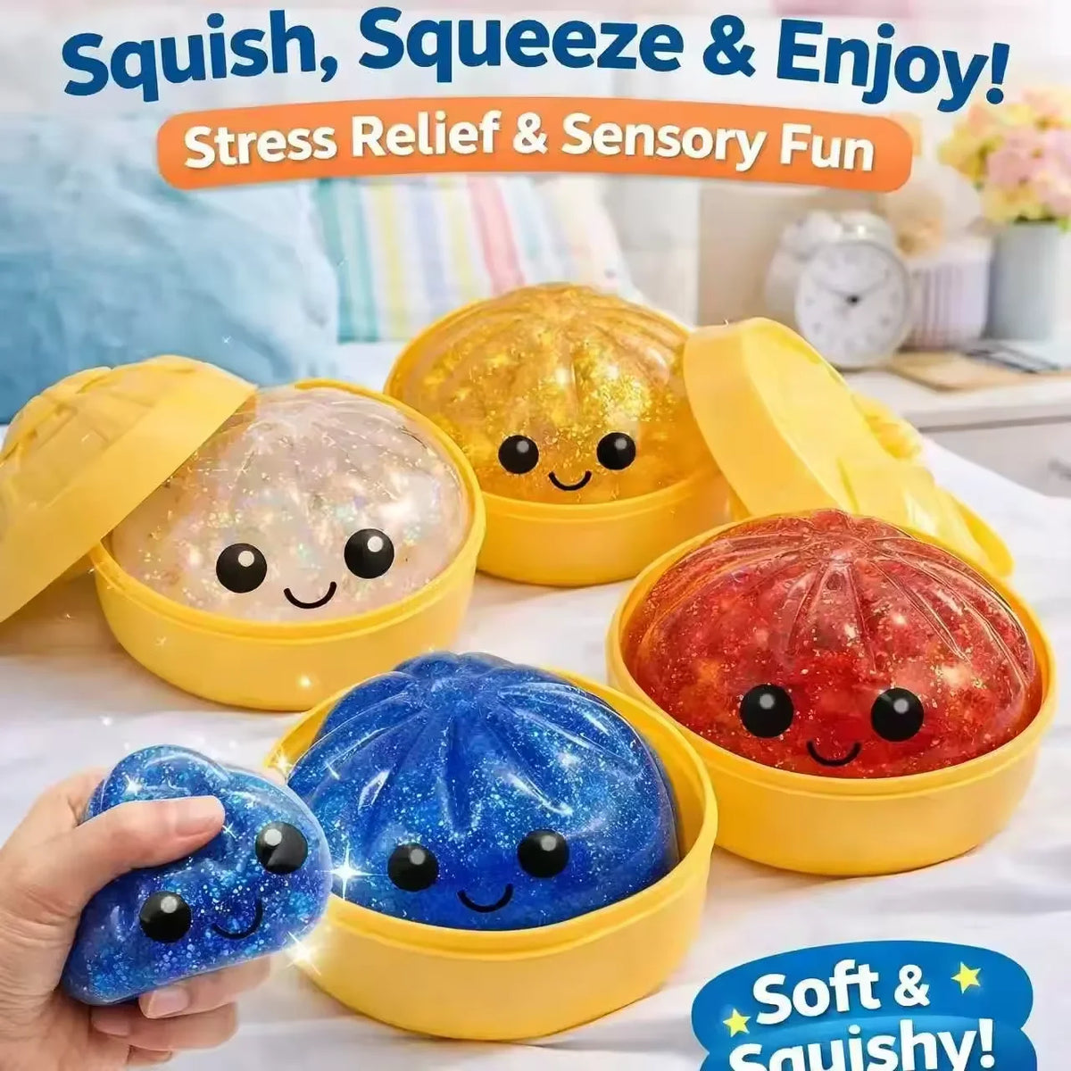 Eine Hand hält ein blaues glitzerndes Stressballspielzeug in einem gelben Behälter mit anderen bunten Squishies.