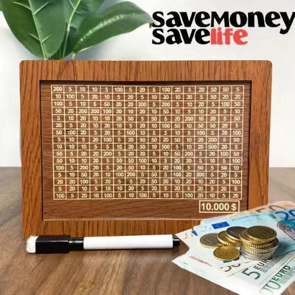 Une tirelire en bois avec des compartiments numérotés remplis de différentes coupures de monnaie américaine et une plante en 