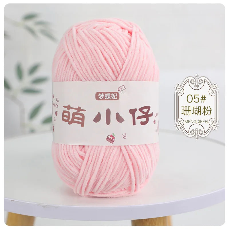 A ball of pink chenille yarn labeled with Chinese characters for knitting and crochet.