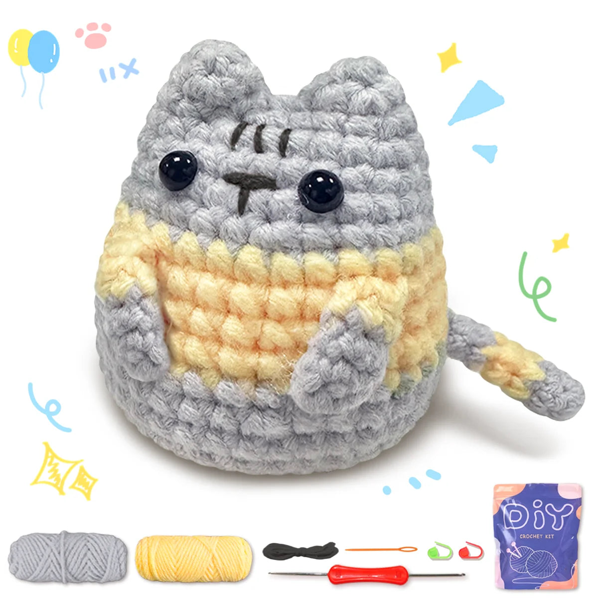 Jouet en crochet de chat gris et jaune terminé, à côté de fil et d'outils.