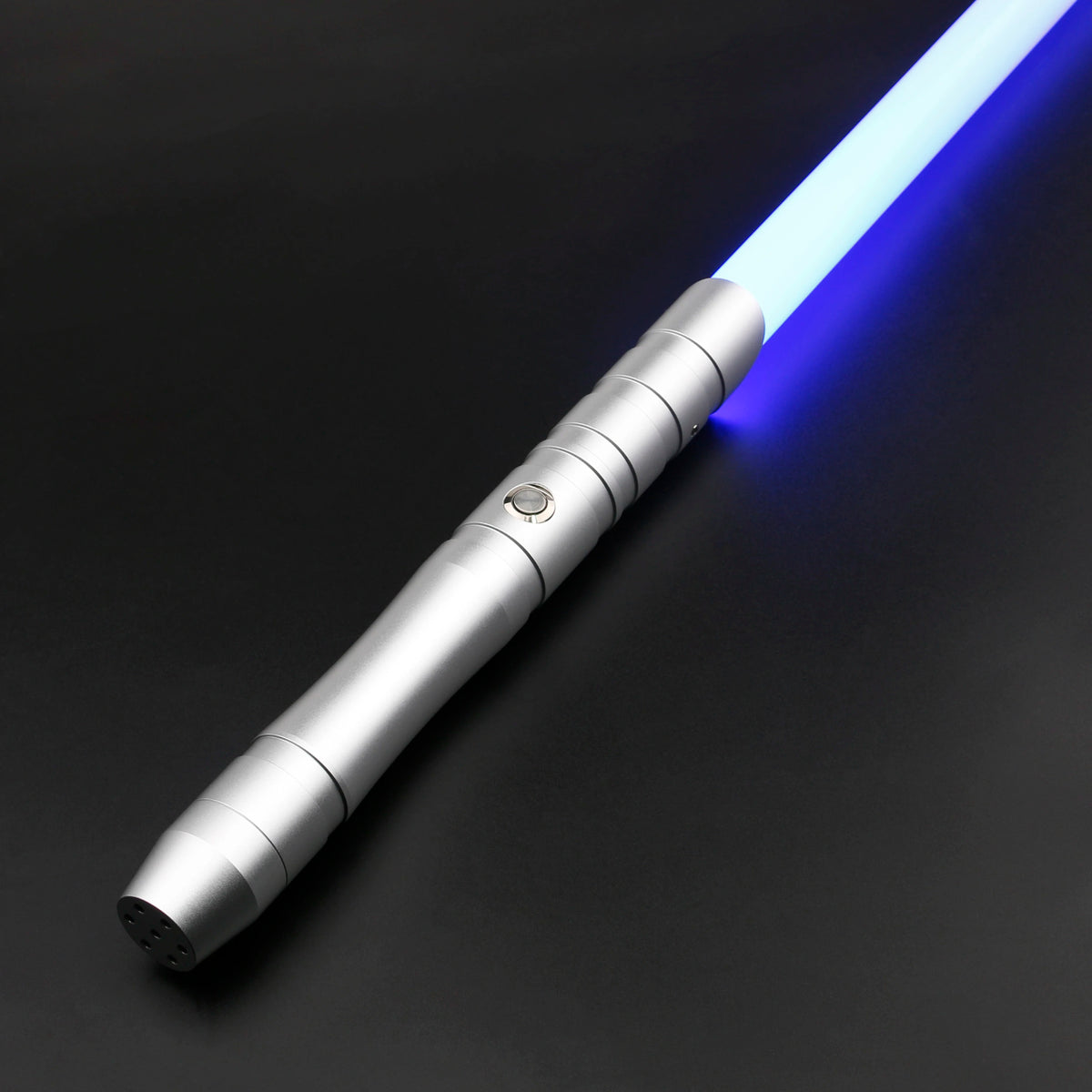 Un sabre laser argenté avec une lueur néon bleue sur un fond sombre.