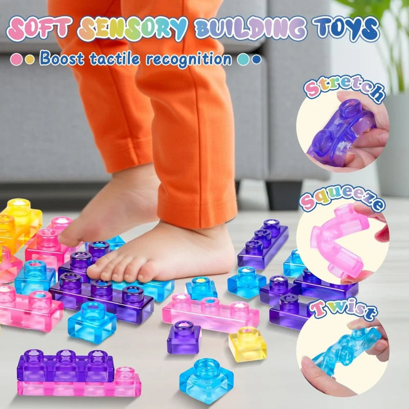 Eine Hand hält bunte, weiche Gel-Bausteine zum sensorischen Spiel und zur taktile Wahrnehmung.